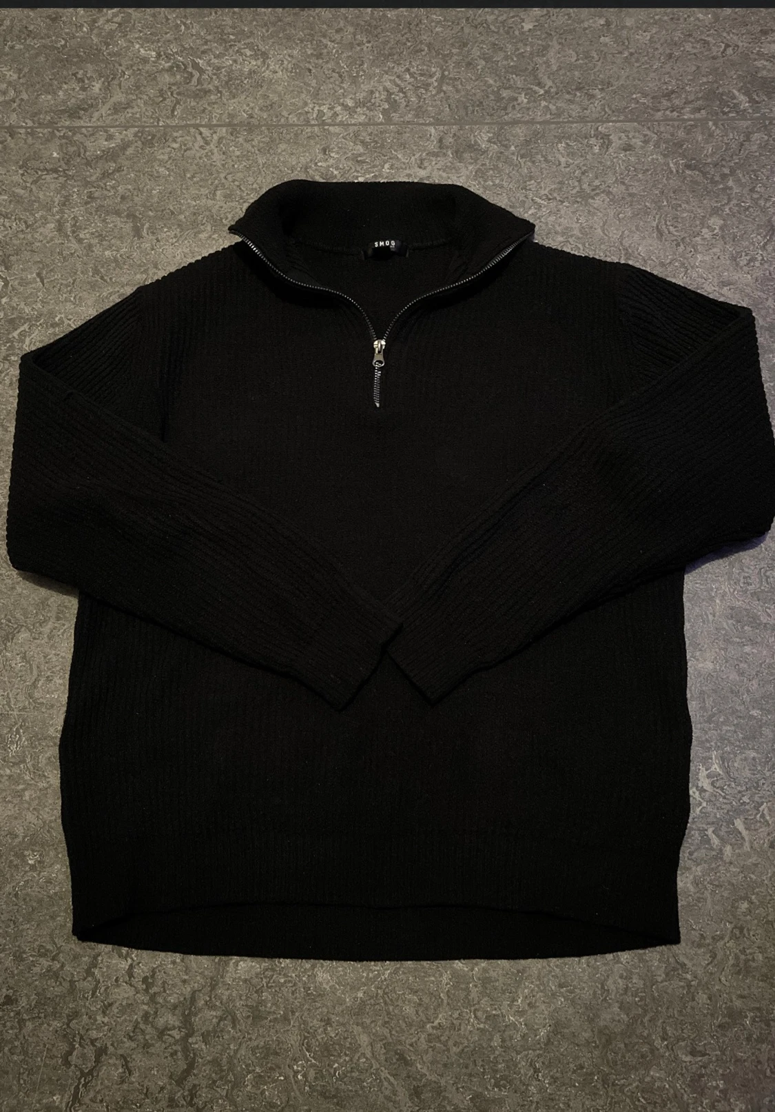 Svart quarter zip-stickad tröja – Regular Fit 