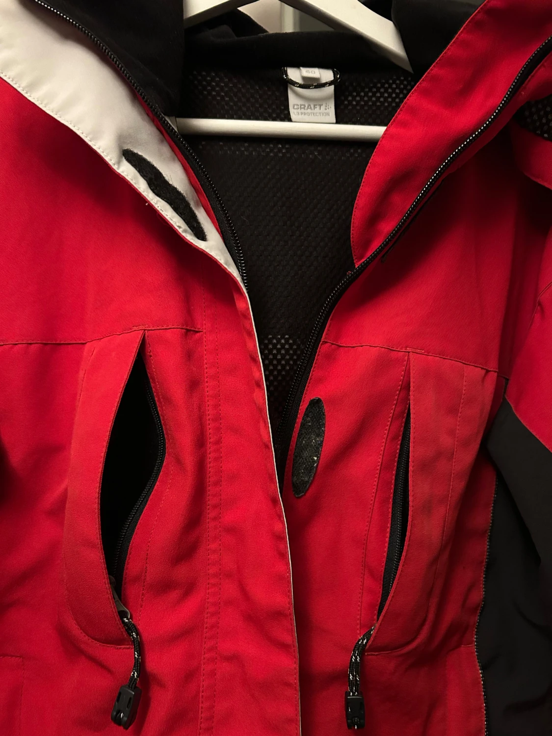Röd och svart vindjacka från Craft - 2