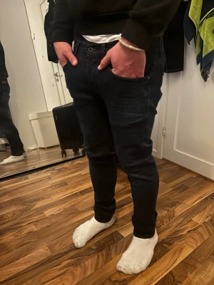Svarta dondup jeans  - Säljer ett par svarta dondup jeans. Storlek 33/34. Killen på bilden är 180 cm. Skriv för frågor eller prisförslag!