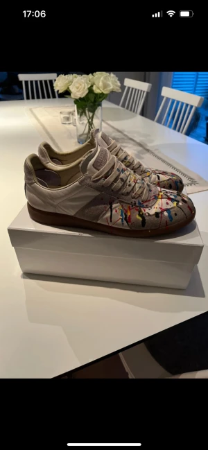 Maison margielas  - Säljer ett par sjukt snygga maison margielas då de inte används. De har tecken av användning men är fortfarande i bra skick. Vid frågor eller intresse är det bara att skriva!