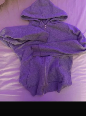 Grå zipup  - Basic zipup tröja från hm, fint skick🥰