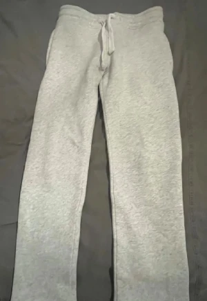 Russe Merch byxor  XS - Säljer ett par ljusgrå mjukisbyxor från Russe Merch i storlek XS. Byxorna har en bekväm passform, elastisk midja med snörnin. Perfekta för chill dagar eller när du vill vara extra comfy.