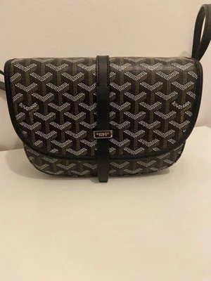 Axelremsväska - Säljer en helt oanvänd och fin väska. Perfekt till både vardag och fest. Rymmer mobil, plånbok, nycklar och smink. Justerbar rem kan bäras både crossbody och över axeln. Snygg, enkel och praktisk.  Vid intresse bara att hör av sig, pris kan också diskutera 😇