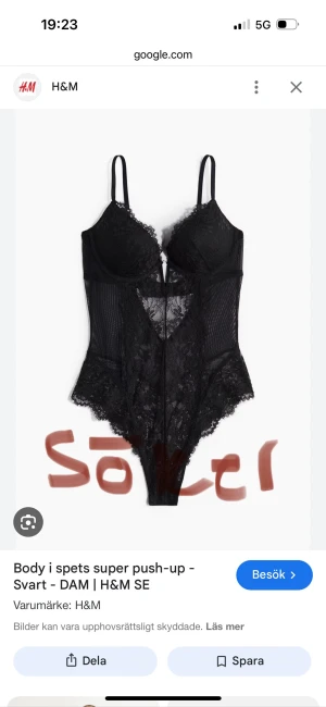 Svart spetsbody från H&M - Snygg svart body med push-up effekt från H&M, tillverkad i transparent spets med tunna axelband och v-ringad urringning. Spetsdetaljerna ger en lyxig känsla och den figurnära passformen framhäver silhuetten. Perfekt för att skapa en cool och trendig look.