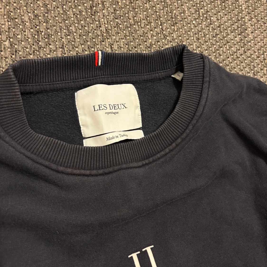 Svart sweatshirt från Les Deux - 1