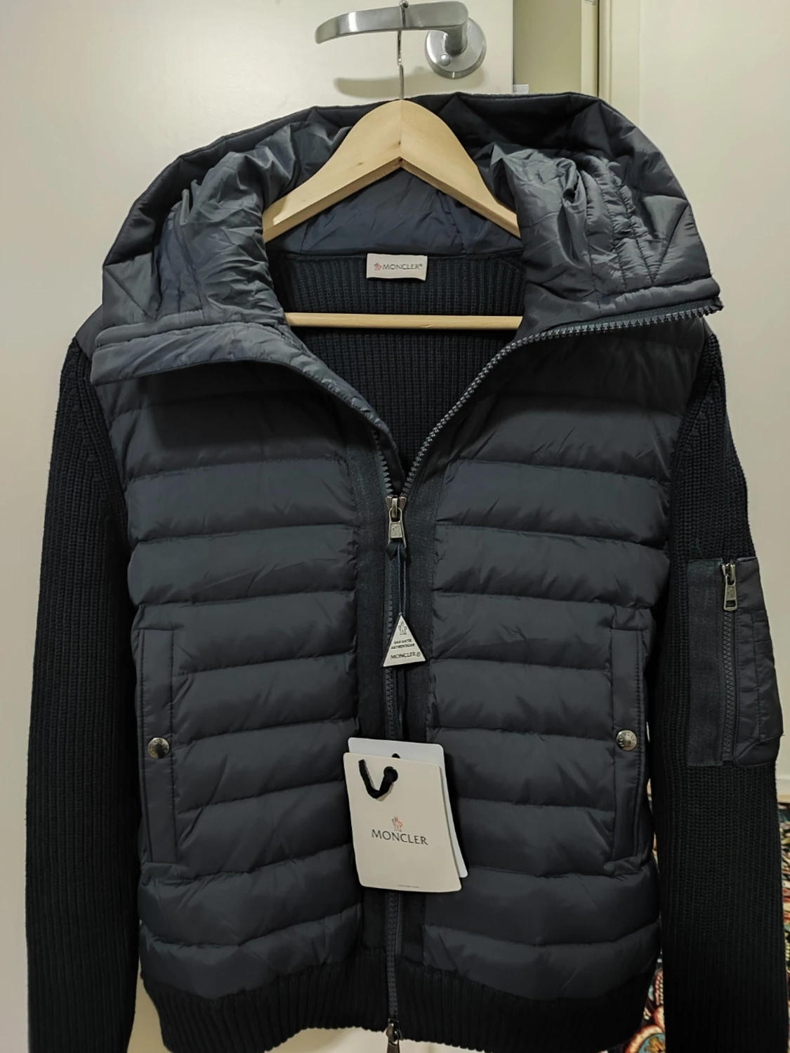 Svart Moncler pufferjacka med huva