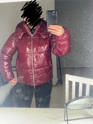 Vinröd jacka Nelly  - Super fin röd glansig jacka ifrån Nelly. Jackan är i storlek S o är knappt använd! Skulle också säga att den är väldigt varm🥰 bara att skriva om ni vill ha fler bilder eller diskutera pris❤️ 