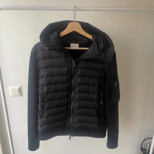 Moncler Cardigan - Säljer en fin Moncler cardigan i storlek M men passar bättre S, jackan passar dig perfekt om du är emellan 175! Nfc funkar och tag kommer med. Hör gärna av er vid funderingar eller prisförslag! Modellen är 174 och väger 55kg lite nopprig men går och ta bort enkelt såklart!