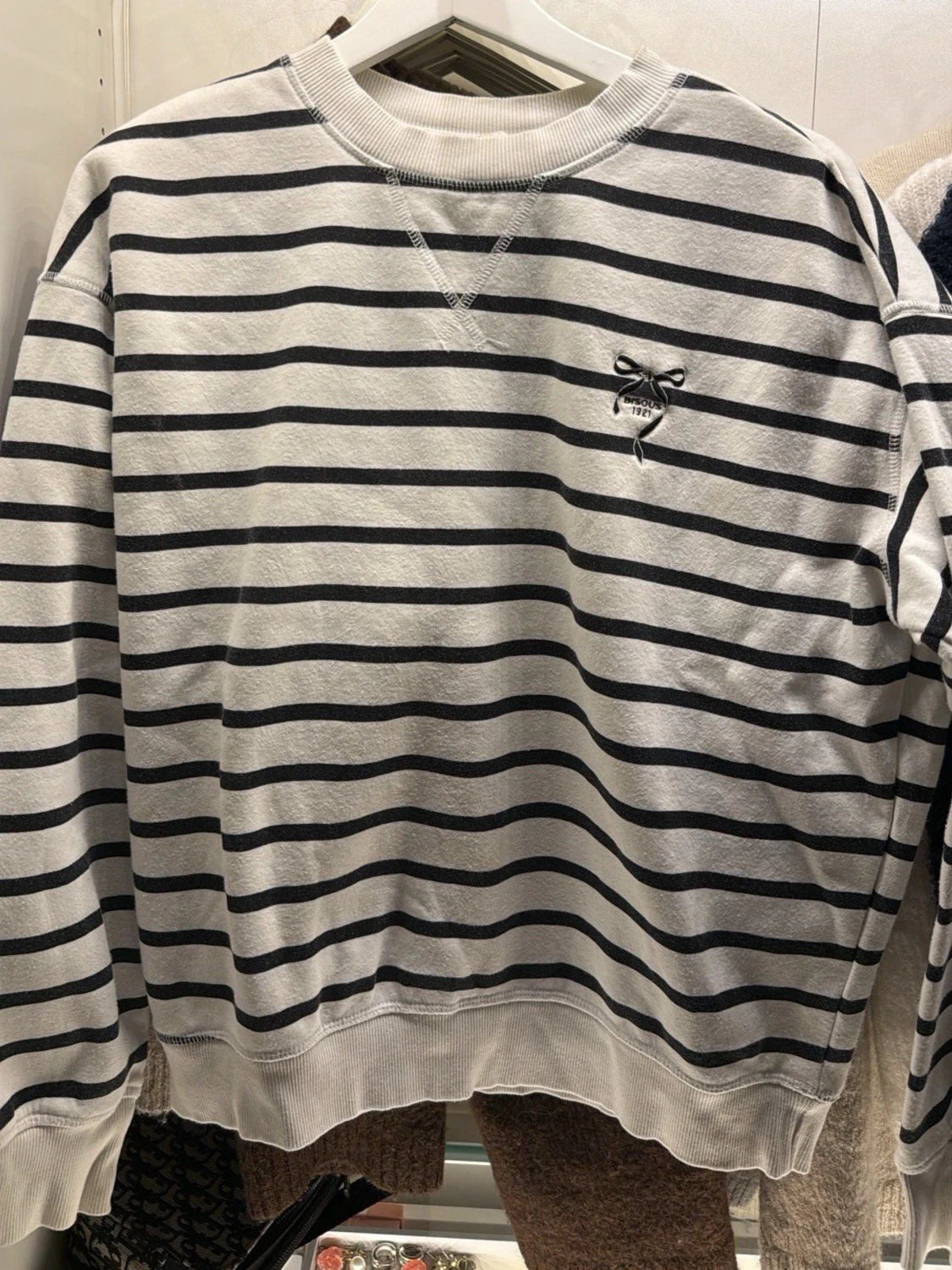 Randig sweatshirt med broderad detalj