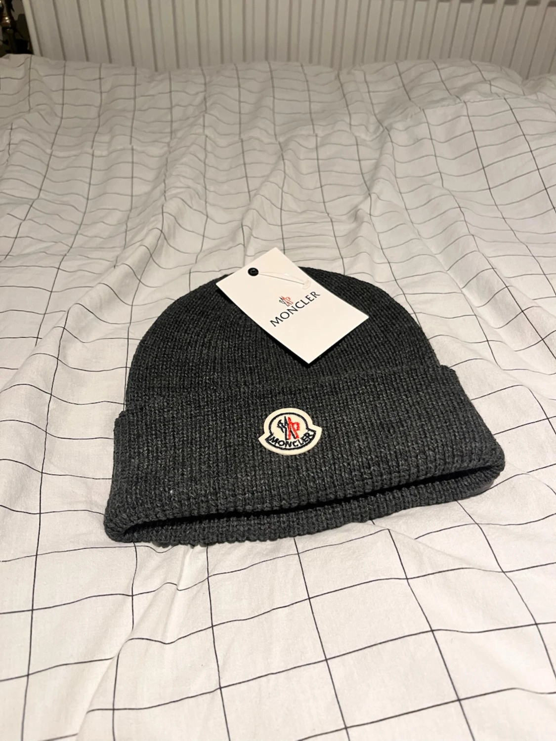 Grå ribbad Moncler mössa