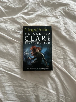 City of Ashes - Andra boken i Shadowhunters-serien / the mortal instruments serien! Följ Clary när hon dras djupare in i New Yorks mörka värld av demoner och magi. Perfekt för dig som älskar spänning, fantasy och episka äventyr. En modern klassiker för unga vuxna! Nypris: 114kr. Säljer även första boken i serien!