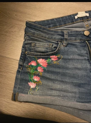 Fina shorts - Fina shorts som jag sytt och målat själv. Fick klippa bort lite mellan benen så att det inte blev gör tjockt men det märket man inte när man har på sig de💕☺️ pris går att diskutera vid snabb affär