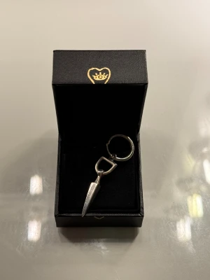 Maria Nilsdotter bitten earring - Perfekt julklapp! Fint skick & är nyligen silverputsat. Sparsamt använt! Orginalbox ingår, kan även slå in i maria papper samt skicka med ett kort från dem om önskas. Skriv vid frågor 🩷Nypris: 2300 kr. 