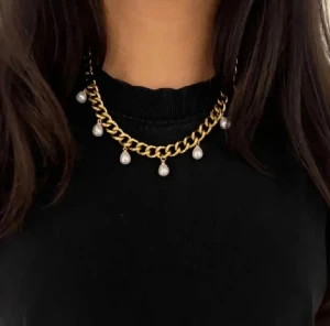 Guldhalsband med pärlor - Snyggt halsband i guldtonad kedja med hängande vita pärlor! Köpte på plick!🌟