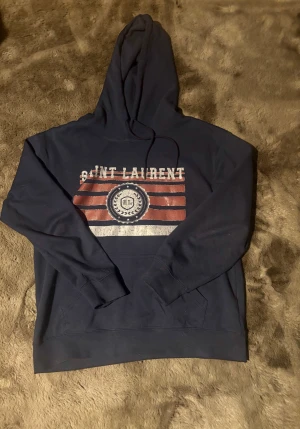 Navy blue Saint Laurent Hoodie  - Tjena, säljer nu denna feta hoodien som är så gott som ny! Den är i storlek M men passar även S, hör av er vid frågor eller funderingar!