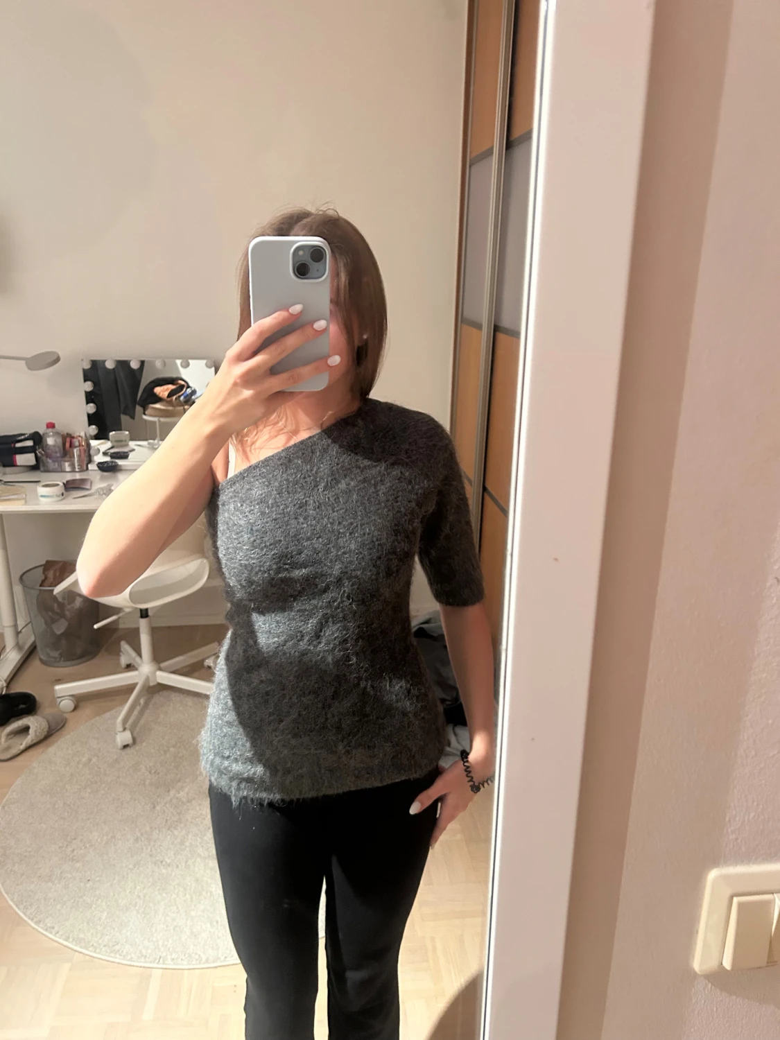 Mörkgrå oneshoulder topp från Zara - 2