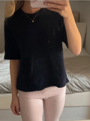 Mörkblå stickad tshirt från Gina - Mysig svart mörkblå topp från Gina Tricot med rund hals och korta ärmar. Otroligt fin! Säljer för att den inte kommer till användning🩷🩷 meddela för frågor eller diskussion💞