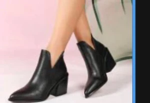 Svarta stövletter med klack - Helt nya Snygga svarta stövletter med spetsig tå och markerad klack. Skorna är tillverkade i skinn och har en stilren, modern design som passar perfekt. Dock för små för mig stl 43 men är mer som en 41. 