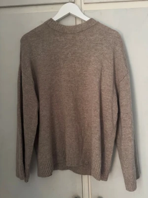 Stickad tröja - Säljer nu denna så fina beiga stickade tröjan då den inte kommer till användning! Tröjan är beställd från MQ och endast testad och aldrig använd, alltså i nyskick!🩷🩷Passae både XS och S