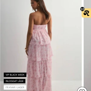 Kläning från Nelly  - Jätte fin rosa klänning från Nelly i storlek M endast en gång på min bal, Köpt för 699,Säljer för 550 pris kan diskuteras💓