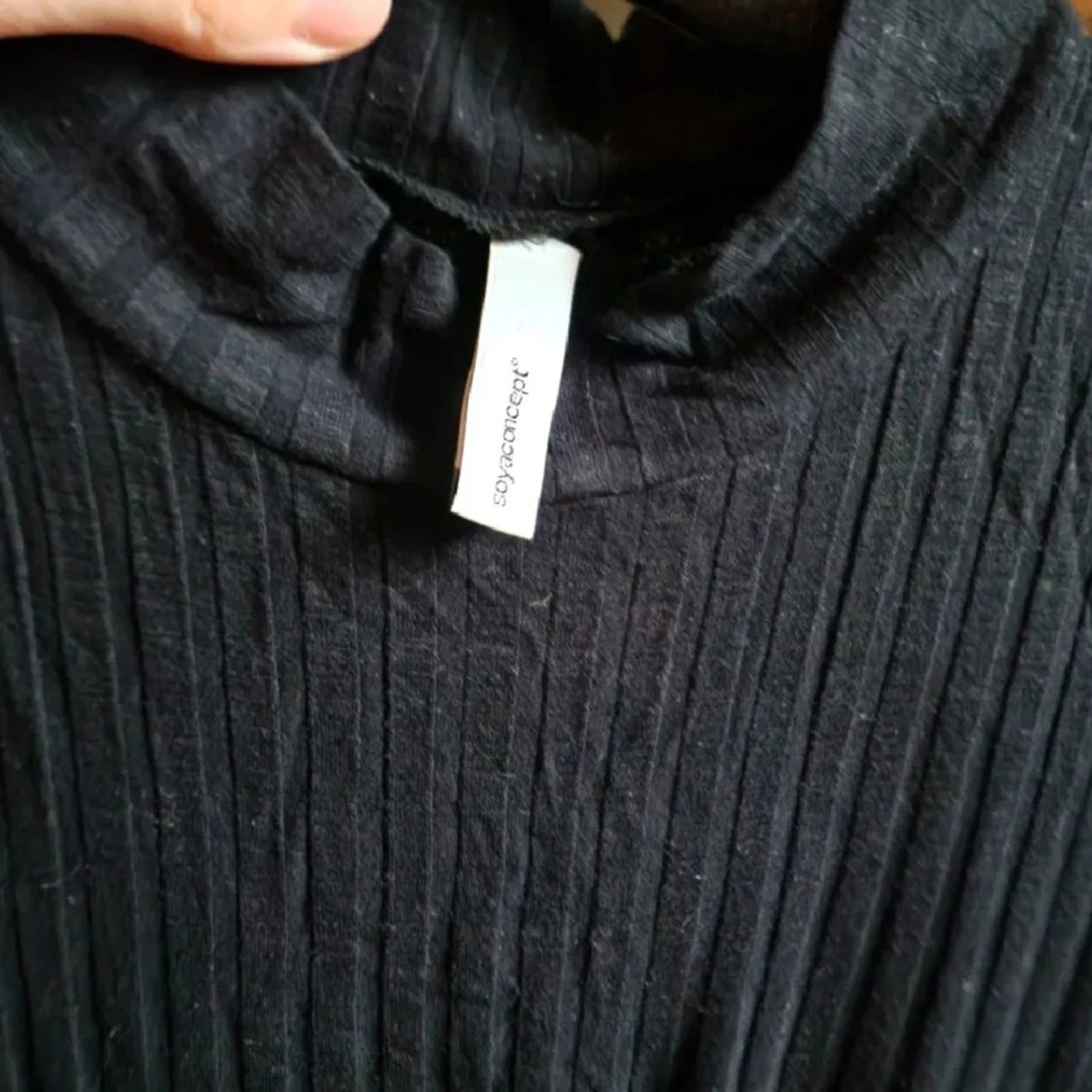 Svart ribbad polotopp - 3