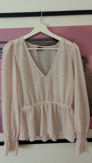 Ljusrosa blus - Jättefin blus köpt för något år sen på Gina 💓Sitter fint och bra i storlek. 
