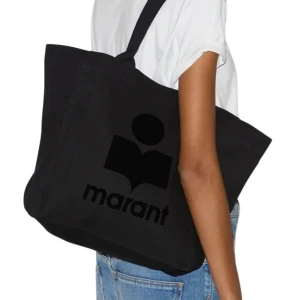 Svart shoppingväska från Marant, helt ny - Helt ny oanvänd. Stor svart shoppingväska från Marant med logga framtill. Väskan har breda axelband och är tillverkad i kraftig bomull, perfekt för att bära med sig allt man behöver. Enkel och stilren design som passar till många outfits.