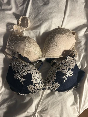 Intimissimi bh - Säljer mina superfina intimissimi ”Gioia” bh:ar då de helt enkelt inte används. Lapparna är bortklippta men har dubbelkollat kvittot och de är i storlek 75C❤️Båda är som nya då de endast använts någon enstaka gång. Ena är mörkblå och den andra beige, priset är för båda🫶🏼