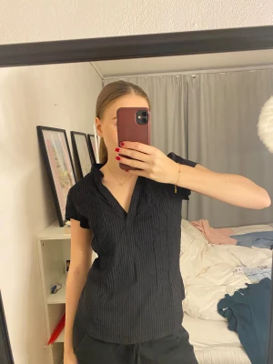 Skjortblus - Säljer denna fina svarta blus från h&m storlek M