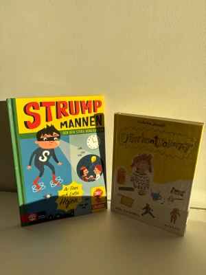 Strumpmannen och den stora hemligheten - En färgstark och rolig bok om Strumpmannen, perfekt för unga läsare som gillar äventyr och superhjältar  – lättläst och full av humoristiska illustrationer. Passar dig som vill ha en snabb och underhållande läsupplevelse.