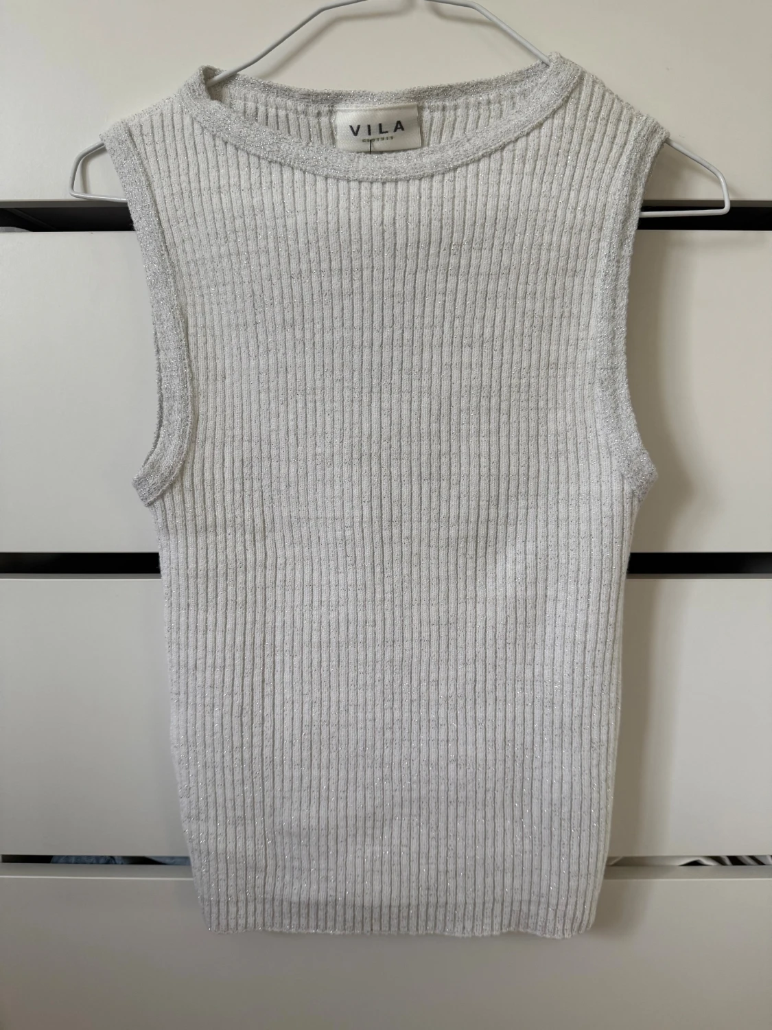 Vit glittrig ribbad linnetopp från VILA