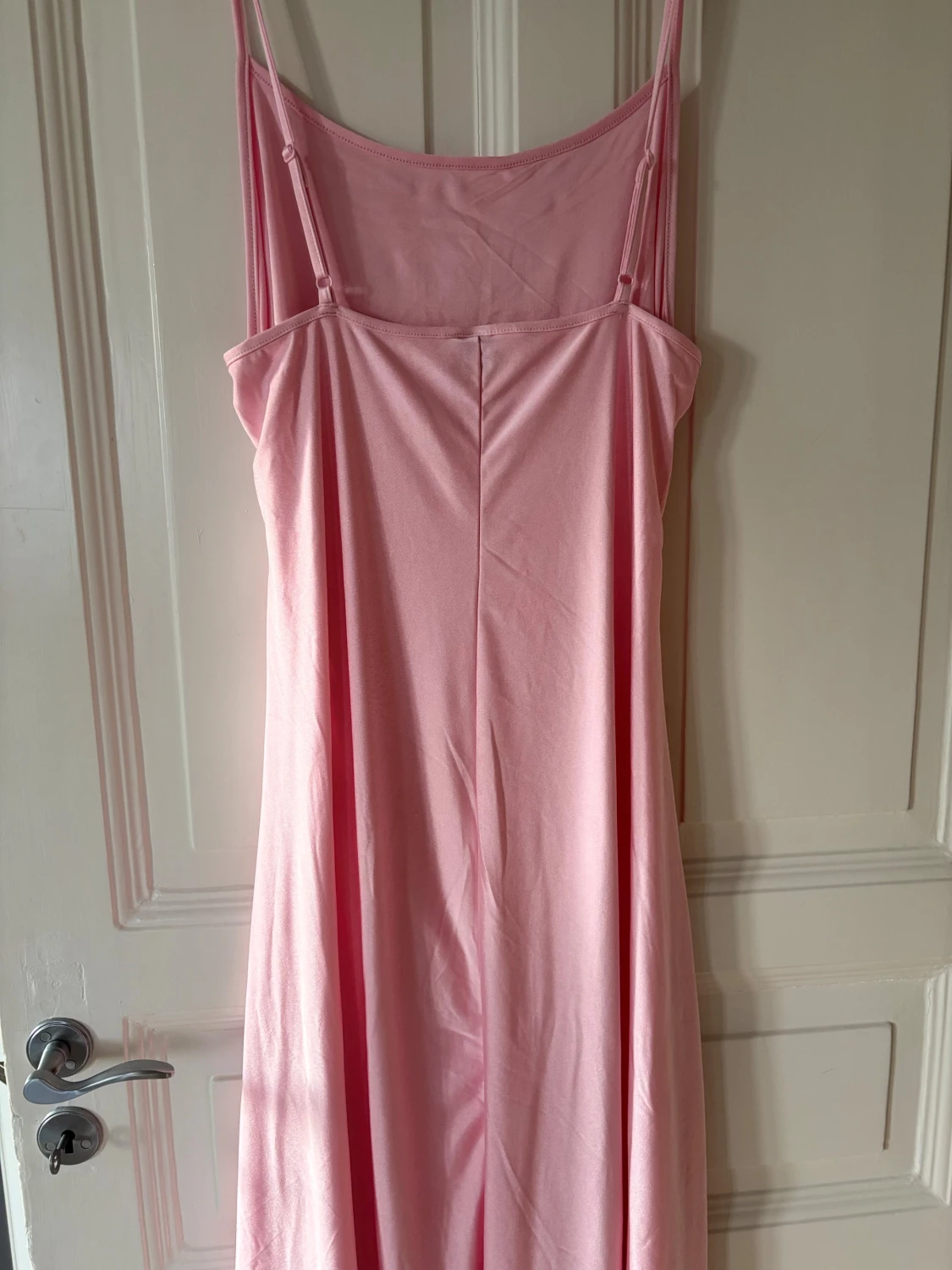 Snygg glansig klänning  - 2