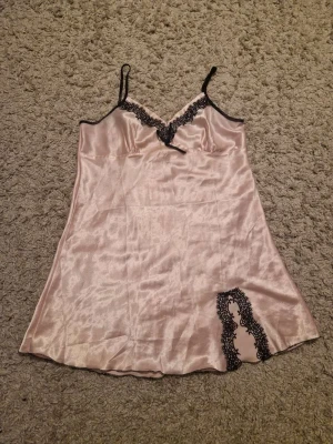 Natt linne - Rosa natt linne med svart spets använd några gånger, står storlek XL men sitter som M