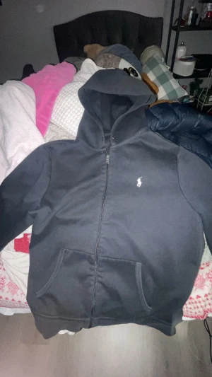 Polo hoodie - Hitta denna i min garderob som inte längre används men har använts tidigare, ni ser på sista bilden så syns märker inte men hoodien är i M. Men annars skulle jag säga att den är i bra skick
