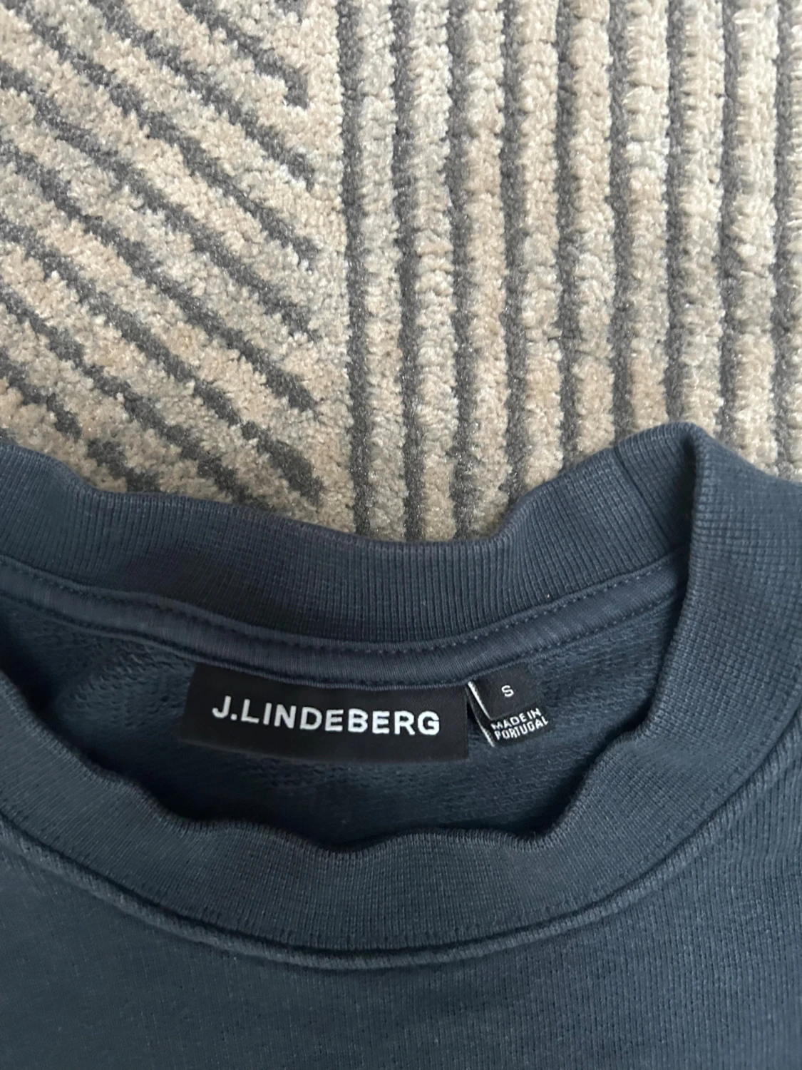 Mörkblå sweatshirt från J.Lindeberg - 1