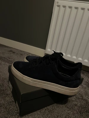 Mörkblå mockasneakers från vagabond - Snygga mörkblå vagabond sneakers i mocka Passar till det mesta. Ny pris 1000 säljer 600 knappt använda 