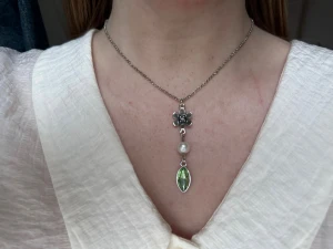 Handgjort repurposed halsband  -  Halsbandet är ihopsatt för hand av återbrukat material, därav helt unikt och one of a kind.                                   (Då smycket är gjort av återbruket material kan vissa defekter och en del slitage finnas)  ❤️THE GIFT COLLECTION❤️- alla intäkter från försäljningen av detta halsband kommer att skänkas till Gaujiena. Läs mer om situationen på Lettiska landsbygden och Gaujienahjälpens arbete på: https://gaujienahjalpen.com