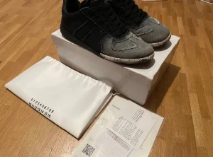 Maison margiela gats  - Säljer nu dessa tvär feta Maison margielas som är extremt unika och snygga med detaljerna perfekta för en exklusiv look. Säljer dessa då jag växt ur de och behöver lite fick pengar!skorna har lite defekter på hälen på insidan av skon men inget som störs vid användning. Priset är ej hugget i sten och hör av er vid minsta fundering.