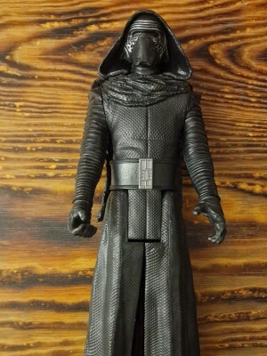 Kylo Ren figur - Kylo Ren figur från Star Wars. Svärdet fattas och det är ett litet märke på baksidan av höger ben (se bild). Händer, armar och ben är rörliga. Den är ca 29 cm hög