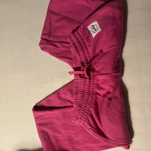 Rosa mjukisbyxor från Andy by Frank Dandy - Snygga rosa mjukisbyxor från Andy by Frank Dandy med elastisk midja och snörning. ✨💕