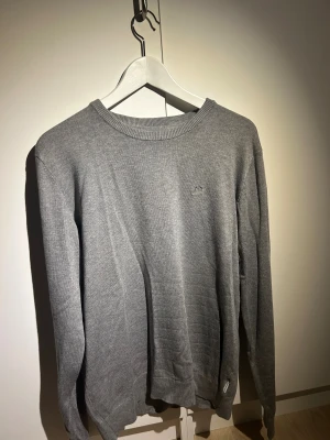 Grå stickad tröja från Lindbergh - Snygg grå stickad tröja från Lindbergh i slim fit-modell, helt ny!😃