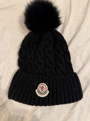 moncler mössa - superfin moncler mössa med avtagbar boll. 