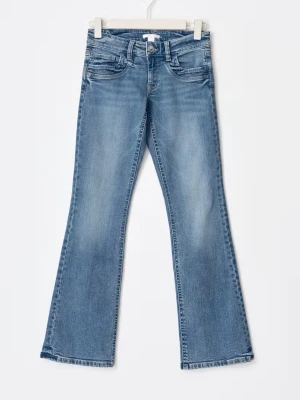 Blå bootcut jeans med låg midja - Snygga blå jeans med bootcut-snitt och låg midja. Jeansen har klassisk femficksdesign, knapp och dragkedja fram samt lätt tvättad look. Om du är intresserad och vill ha mer bilder skriv till mig!💕💕de är helt slutsålda på hemsidan 💓