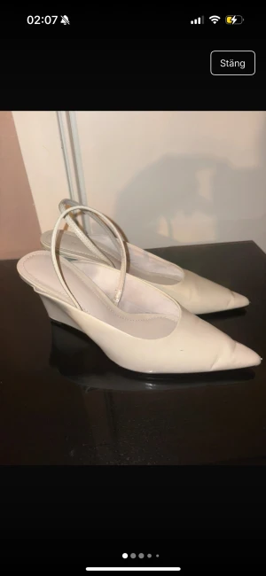Zara klackar - Snygga klackar från Zara med hel klack, klacken är (jätte snygga med jeans) väldigt bekväma, köpte i sommar 2025, som ni ser på bilderna är dom ganska använda, men ändå bra skick. Inte min stil dock