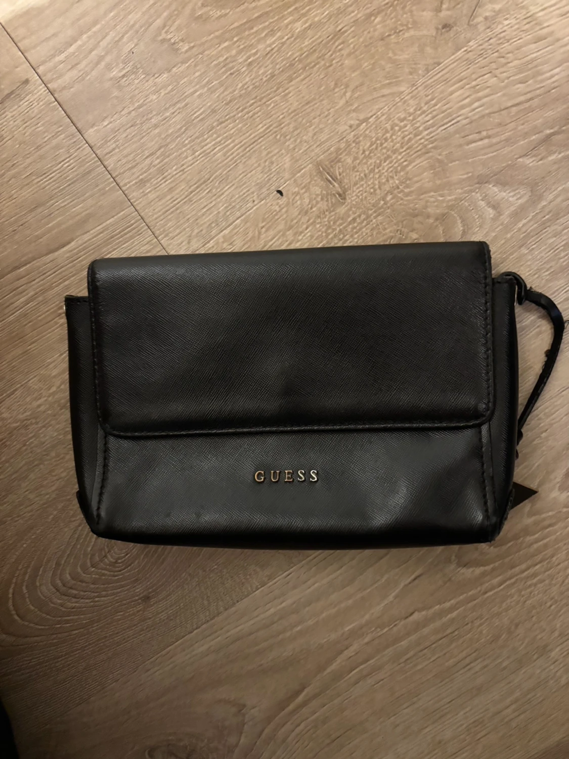 Svart handväska, Guess