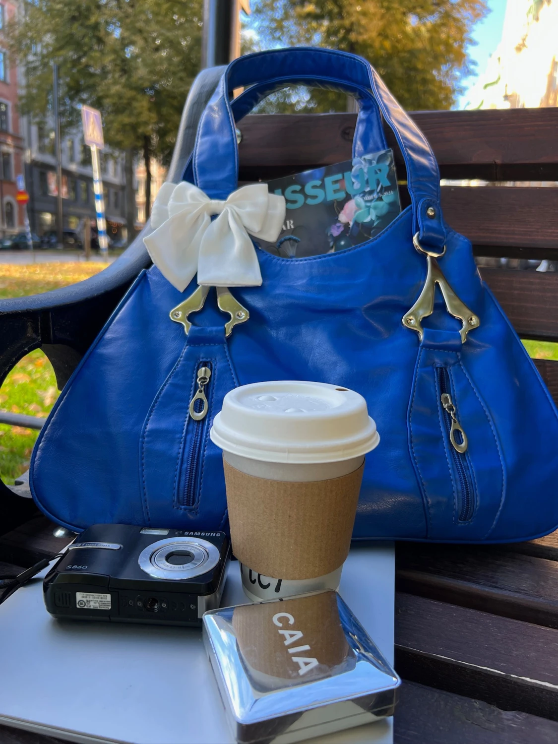 Blå axelväska med rosett och dragkedjor