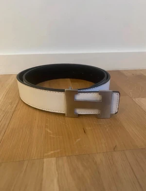 H-ermes vit bälte med h-spänne - Helt ny och oanvänd. Man kan byta sida så att den kan bli både svart och vit. Priset kan diskuteras vid snabbaffär 💨