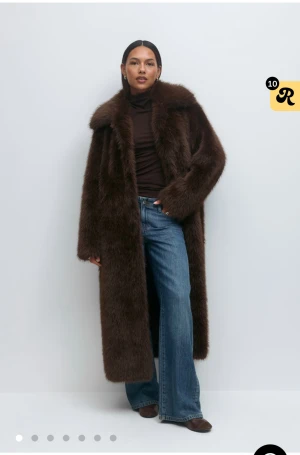 SÖKER Faux fur coat, Gina Tricot pälskappa i XS - Söker denna otroliga pälskappan! Främst storlek xs men annars kan ev s funka också. Skriv om ni har och vill sälja 🫶🏼🫶🏼söker även de matchande päls pannbandet.