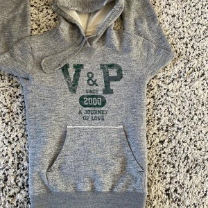 Grå hoodie från Golden Goose - Säljer en grå hoodie från Golden Goose som är i ett väldigt bra skick. Hoodien är i storlek S och sitter som S/M. Kvitto finns och medföljer  vid köp och qr kod finns i hoodien. 