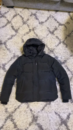 Canada Goose Macmillan - en bra märkes jacka köptes i slutet av october väl använd tog hand om den mycket så den räcknas som helt ny jacka, säljs för jag tänker köpa större